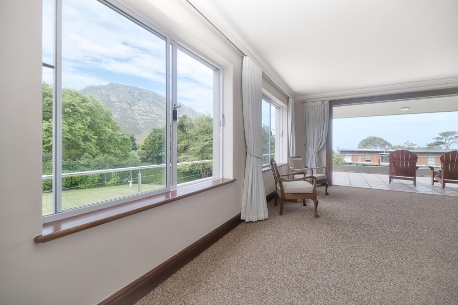 5 Bedroom Property for Sale in Fernkloof Estate Western Cape